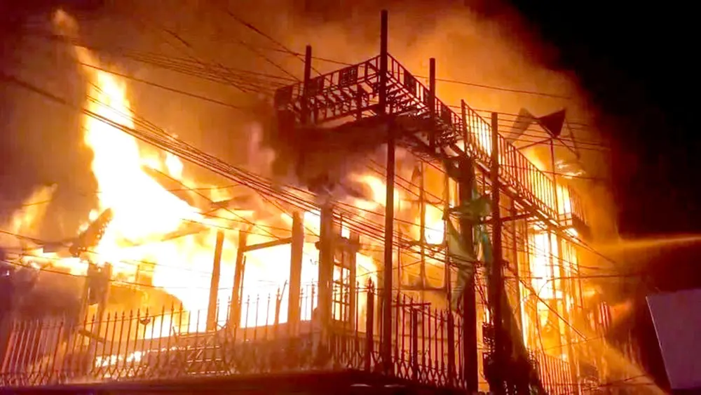 Fire breaks out in Nainital's old London House building, elderly woman dies.